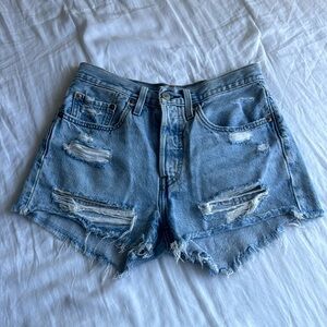 Light wash denim Levi shorts